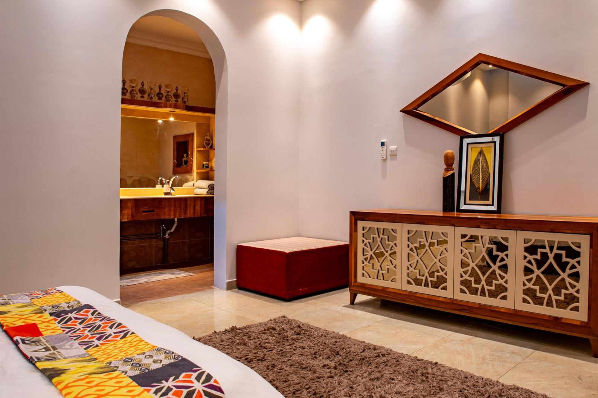 Elegant Garden Stay With 2 Living Areas, 2 Bedrooms, 1 Full And 1 Half Bath For 6 Guests Umm Al Amad Exterior photo